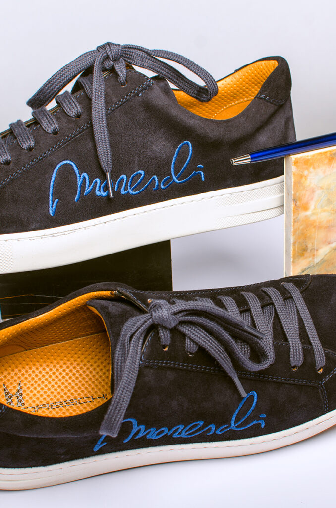 Still-life photography – dettaglio scarpe Moreschi Signature Edition in camoscio blu con ricamo blu elettrico, scattate da Marius Cruceriu.