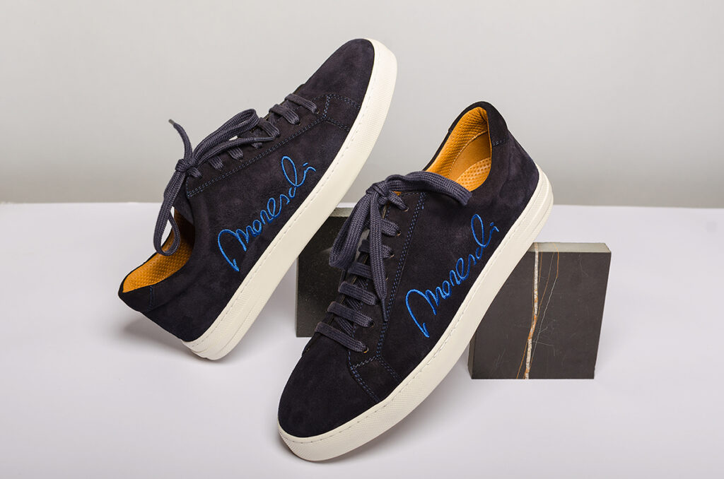Still-life photography – scarpe Moreschi in camoscio blu con ricamo elettrico, fotografate da Marius Cruceriu su blocco di marmo.