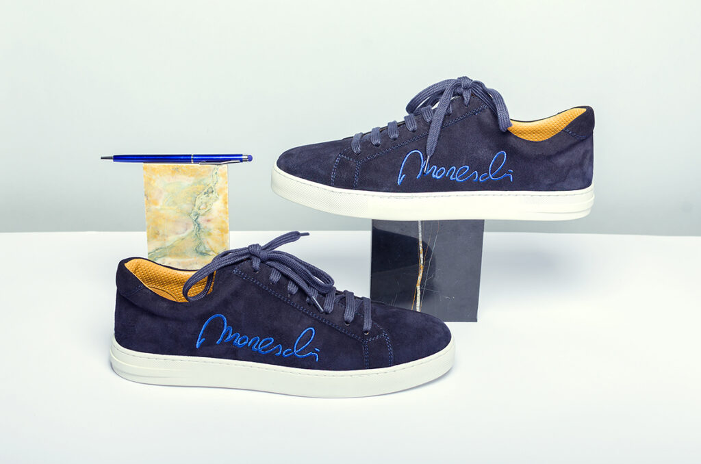 Fotografia still-life delle sneakers Moreschi Signature Edition in camoscio blu con ricamo blu elettrico, scattata da Marius Cruceriu.