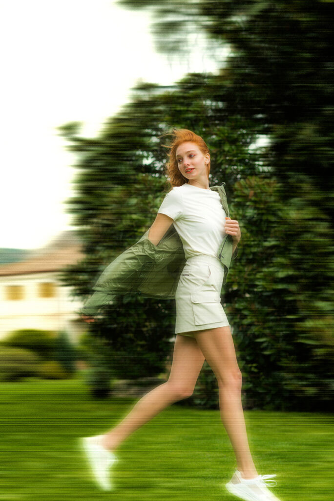 Modella in movimento durante una campagna moda per Duvetica SS25