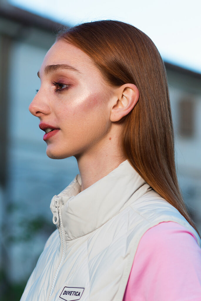 Ritratto espressivo di modella in una delle campagne moda di lusso
