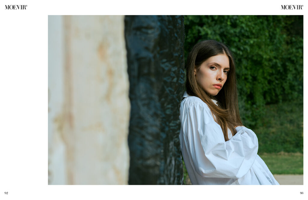 Servizio fotografico editoriale per Moevir Magazine, modella in posa tra mood giovane e fashion pulito.