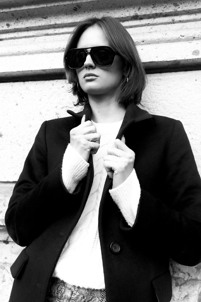 Book fotografico per modelli: Elisa Pezzotta in outfit casual-chic, foto di Marius Cruceriu per Laura Tavasoli MotherAgency a Milano.