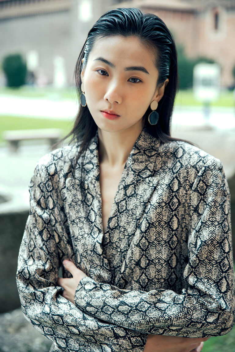 Book fotografico per modelli realizzato a Milano: modella con outfit elegante, foto di Marius Cruceriu per SophieModel.