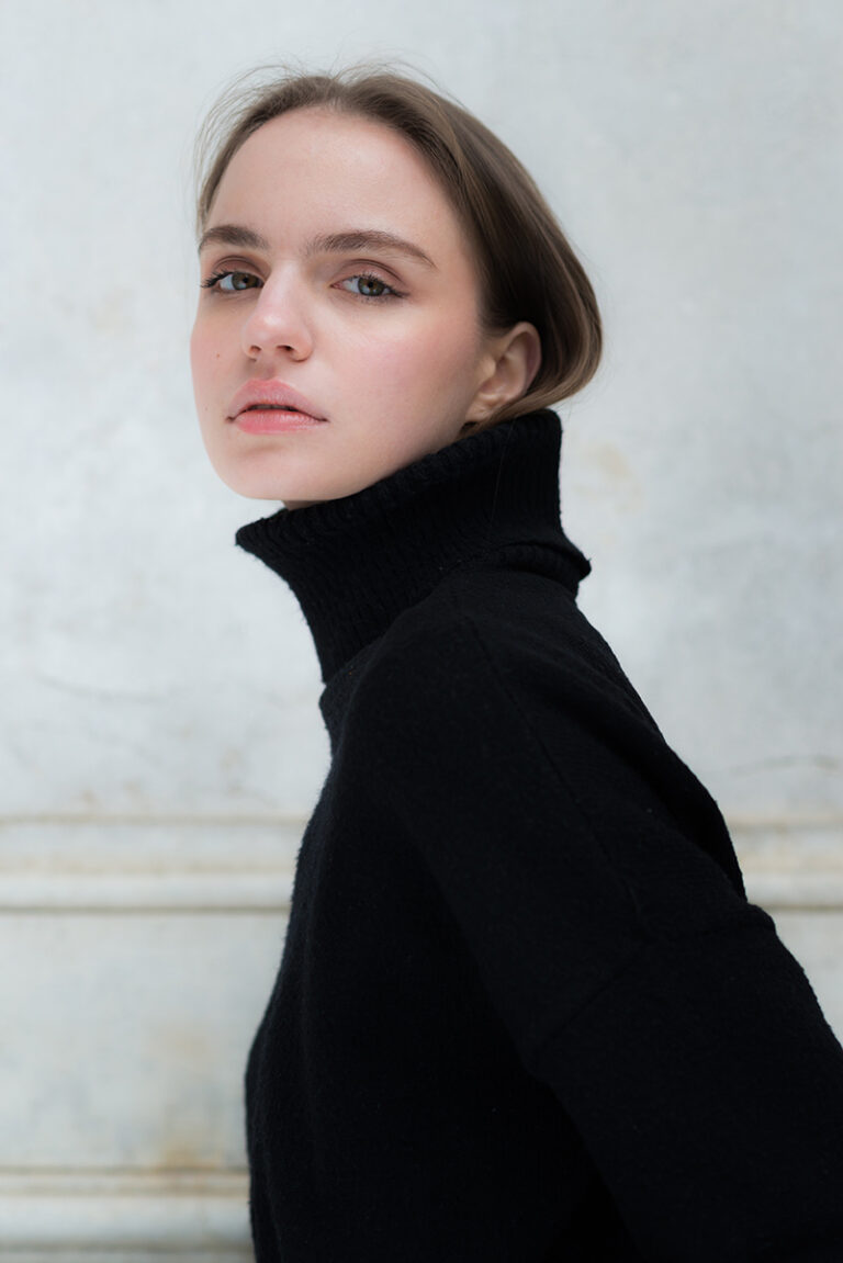 Ritratto di modella in maglione nero dal model book di Marius Cruceriu, Novastarsmodels.