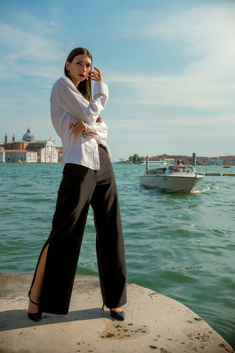Marius Cruceriu cattura una modella elegante sul lungomare di Venezia.
