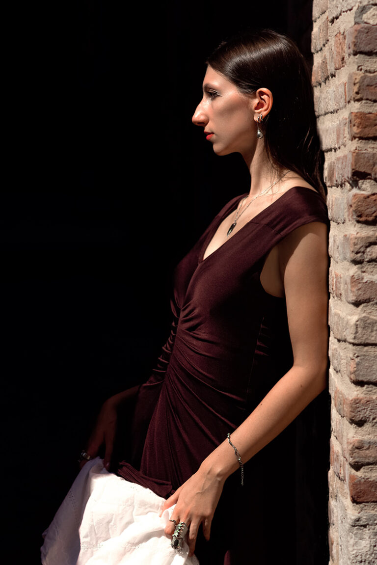 Marius Cruceriu cattura una modella in abito bordeaux a Venezia.