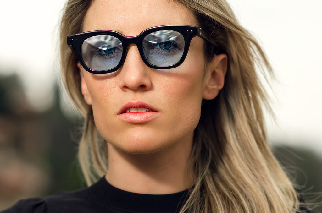 Ritratto ravvicinato di donna con occhiali artigianali, campagna eyewear per Lucy of Syracuse, foto di Marius Cruceriu
