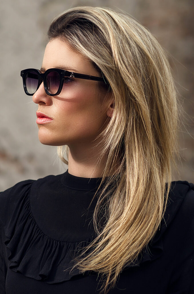 Ritratto di donna con occhiali da sole artigianali, campagna moda fotografica per brand eyewear italiano, scatto di Marius Cruceriu