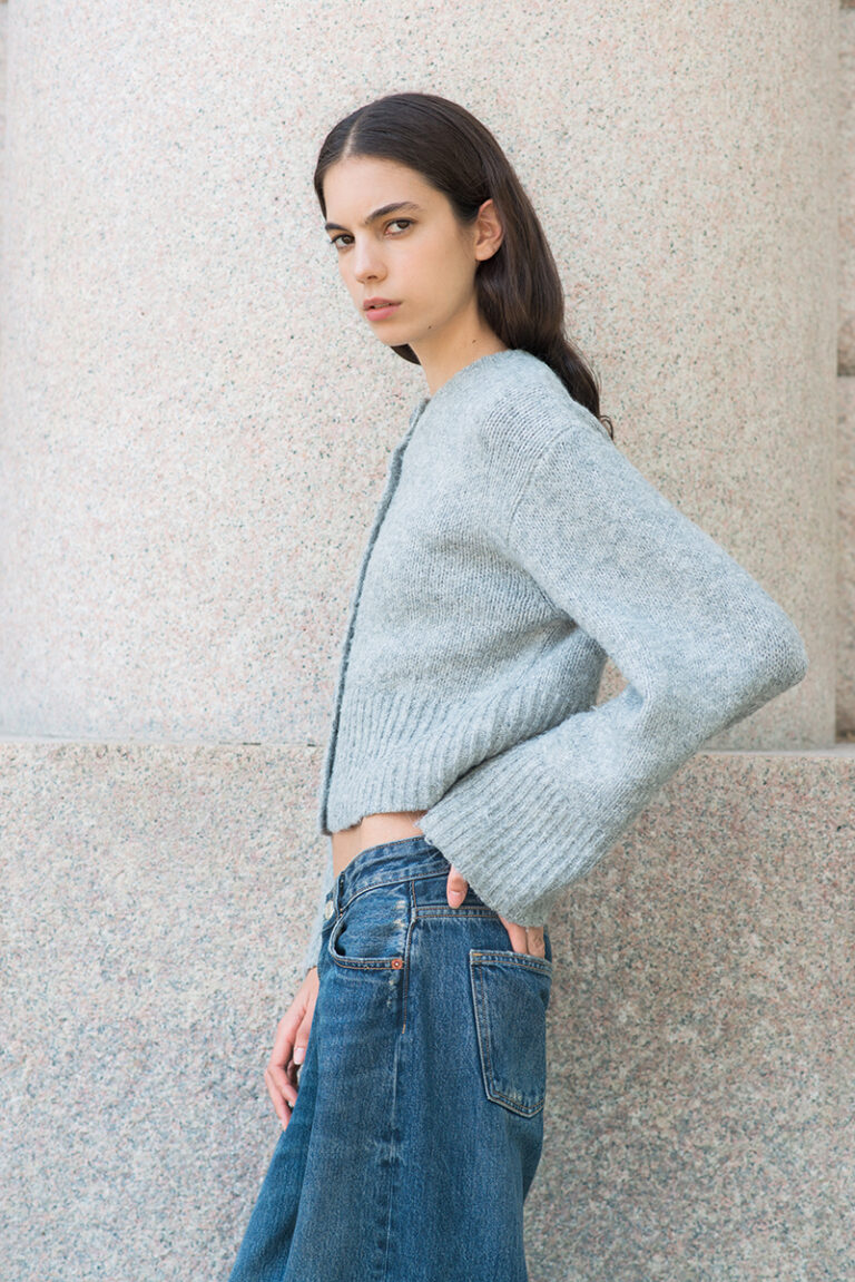 Loli in jeans e cardigan grigio, profilo laterale – test modella per Fabbrica Milano