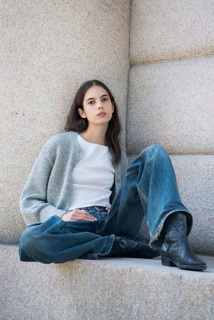 Ritratto di Loli seduta su fondo architettonico – test model Fabbrica Milano