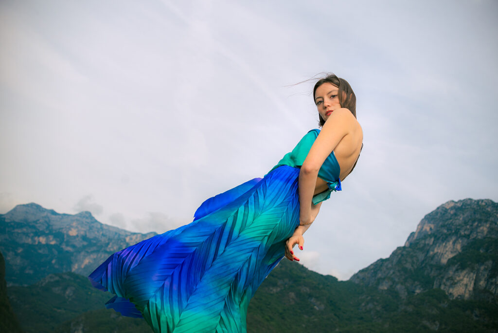 Scatto di moda in ambiente montano: Mine de Rien Couture si esprime tra le Dolomiti, diretto e immortalato da Marius Cruceriu, esperto fotografo di alta moda.