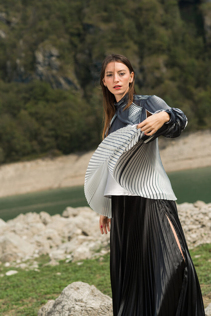 Campagna moda nelle Dolomiti: eleganza e innovazione firmate Mine de Rien Couture, diretta e fotografata da Marius Cruceriu, fotografo di moda con basi a Milano e Venezia.