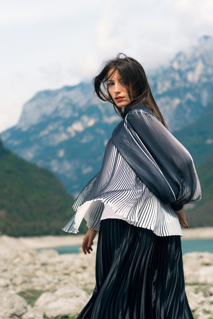 Alta moda in ambientazione montana: Mine de Rien Couture si esprime nelle Dolomiti attraverso la visione creativa di Marius Cruceriu, fotografo di moda con basi a Milano e Venezia.