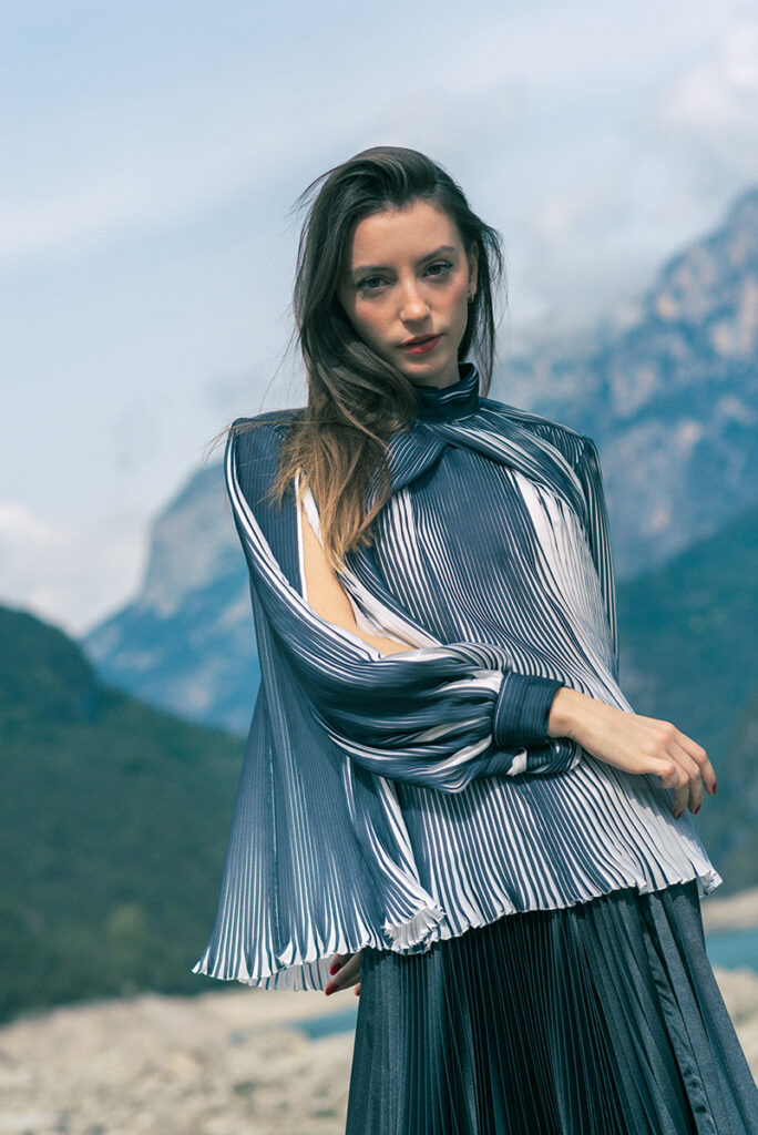 Alta moda in ambienti montani: Mine de Rien Couture si esprime tra le Dolomiti italiane grazie alla visione creativa di Marius Cruceriu, fotografo specializzato in moda e paesaggi.