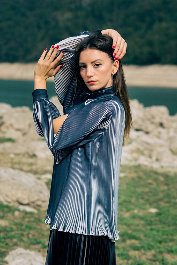 Campagna moda nelle Dolomiti: eleganza naturale e design innovativo firmati Mine de Rien Couture, diretta e fotografata da Marius Cruceriu, fotografo di moda con base a Milano e Venezia.