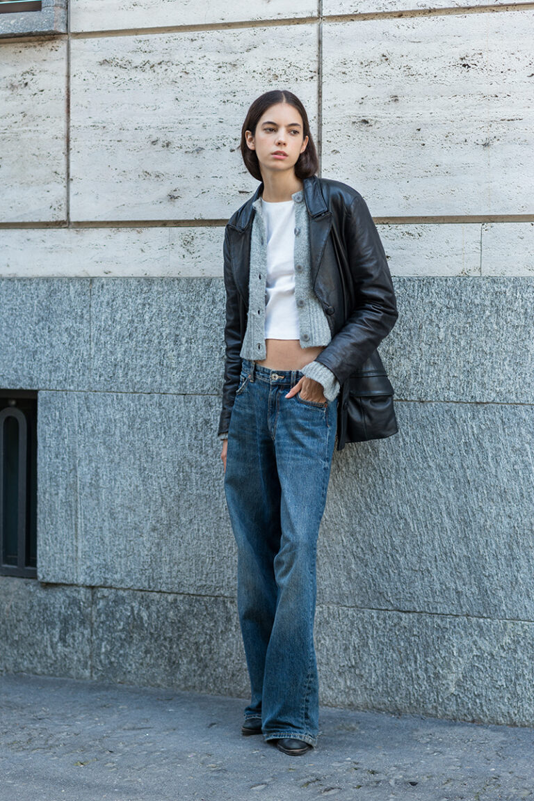 Loli modella in jeans e giacca in pelle per book Fabbrica Milano, foto di Marius Cruceriu