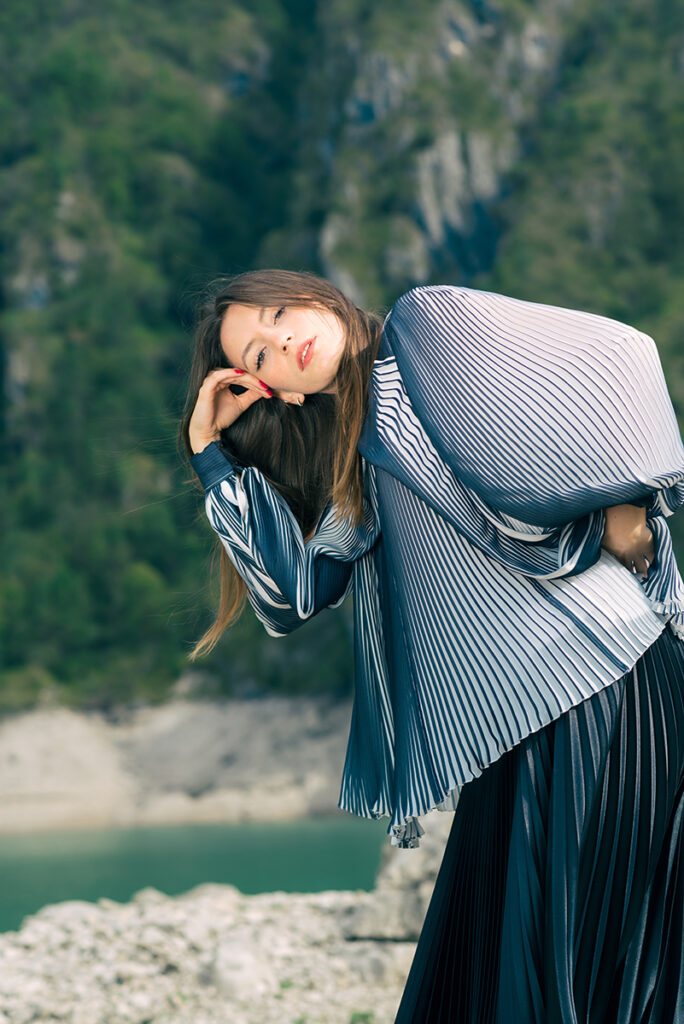 Alta moda in ambiente montano: Mine de Rien Couture si esprime nelle Dolomiti italiane attraverso il tocco creativo di Marius Cruceriu, fotografo di moda d’eccellenza.