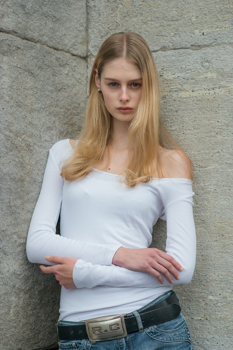 Scatto mezzo busto di Kornelia, modella fotografata per book test da Marius Cruceriu.