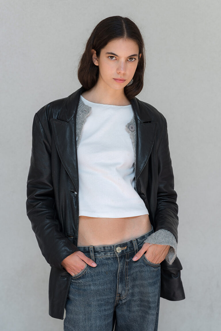 Ritratto half body di Loli in giacca di pelle per test modella a Milano, fotografo Marius Cruceriu