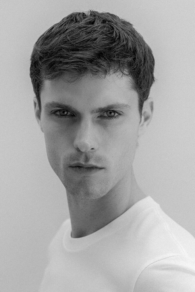 Ritratto intenso in bianco e nero del modello Blake a Venezia, primo piano viso maschile con grana fotografica, realizzato da Marius Cruceriu per portfolio uomo.