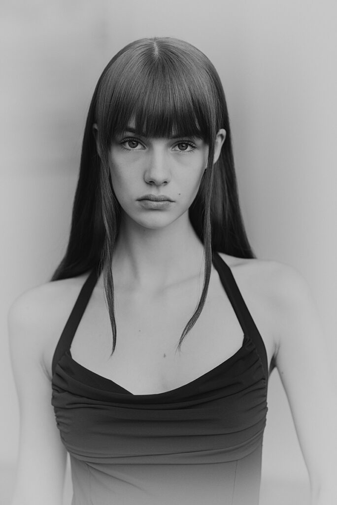 Ritratto in bianco e nero della modella Agata durante un test per Tank Agency a Milano, con top nero a spalline sottili e capelli lunghi lisci, fotografata e diretta artisticamente da Marius Cruceriu.