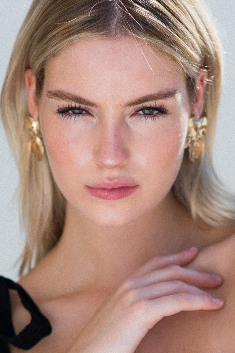 Ritratto beauty di Dalia per Innocence Models Amsterdam a Venezia, close-up su viso, pelle naturale e maxi orecchini dorati, fotografato da Marius Cruceriu.