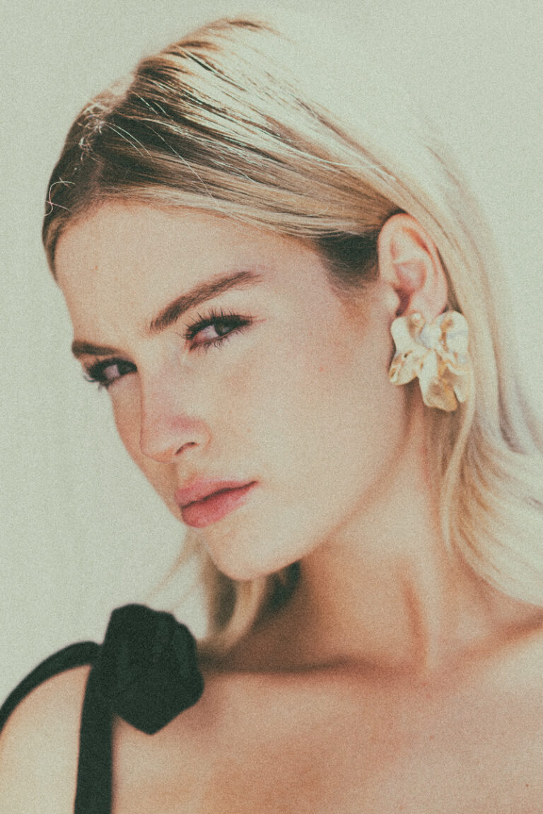 Ritratto ravvicinato della modella Dalia per Innocence Models Amsterdam, realizzato a Venezia da Marius Cruceriu, con capelli biondi e maxi orecchino floreale in evidenza.