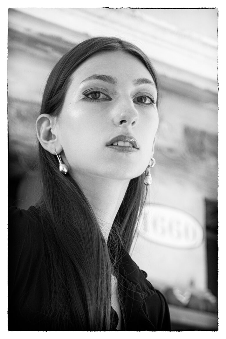 Modella Gloria a Venezia per Iso Model Management, intenso ritratto beauty in bianco e nero, sguardo magnetico dal basso e orecchini pendenti, test model realizzato da Marius Cruceriu.