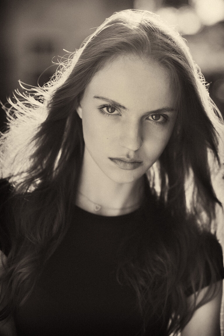 Ritratto intenso in bianco e nero della modella Lidyia per Novastars Models a Venezia, con capelli lunghi mossi dal vento e sguardo in camera, fotografata da Marius Cruceriu.